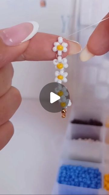 Maca Bisuteria Artesanal | Joyería | Pulseras | Accesorios on Instagram: "Idea para hacer tu pulsera de flores💛🤍

Recuerda que puedes encontrar este modelo y muchos más en nuestro catálogo

Puedes pedir haciendo clic en el link de la biografía o por DM📥

Envíos a nivel nacional📦🇨🇴

Manejamos al por mayor🛒

#bisuteria #pulseras #pulserasartesanales #hechoamano #colombia" Ideas Para Pulseras, Ideas Para Hacer Pulseras, On Instagram, Instagram