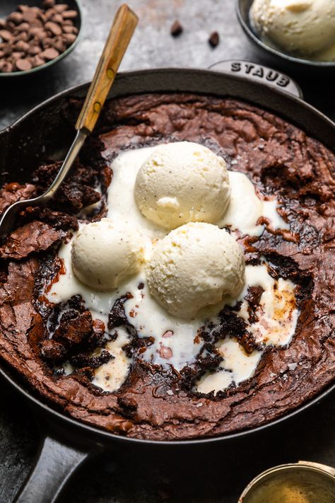 Brownie Skillet, Iron Skillet Brownies, Cast Iron Skillet Brownie Recipes, Brownie Skillet Recipes, Skillet Brownie Cast Iron, Cast Iron Brownie Recipes, Cast Iron Brownies, Cocoa Fudge Brownies, Skillet Brownie Recipe