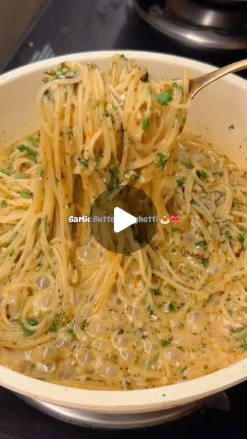 Food Journal on Instagram: "Garlic Butter spaghetti 🍝 🧄   Food recipe asmr videos healthy meals trending songs meal prep inspo foodies reels" Spaghetti Recipes Vegetarian, Spaghetti Dinner Ideas, Garlic Butter Spaghetti, Comfort Snacks, Tiktok Food Recipes, Light Pasta Recipes, Butter Spaghetti, Recipes Using Pasta, Food Spaghetti