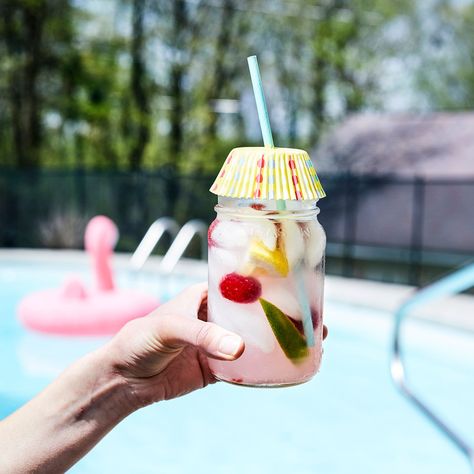 Party Snacks Aesthetic, Pool Party Foods, Party Appetizers Summer, Pool Treats, Pool Hangout, Bunko Food, Appetizers Summer, Drink Hacks, Snacks Aesthetic