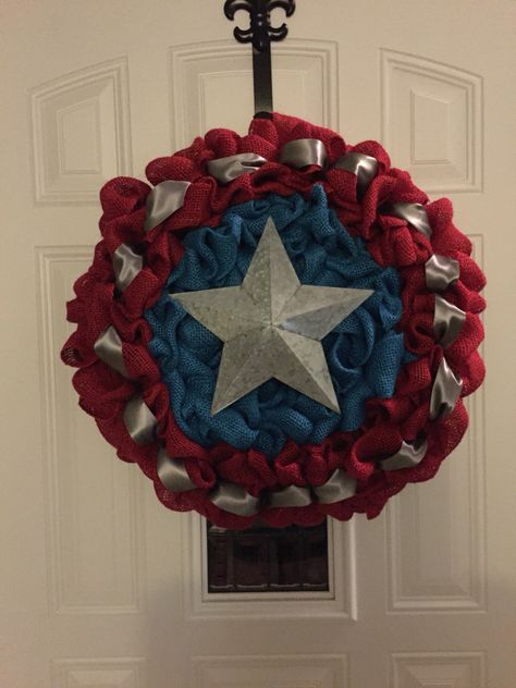 Marvel Wreath, Captain America Decorations, Captain America Party, Captain America Birthday, America Party, Superhero Crafts, Wreath Wall Art, Cone Trees, Superhero Room