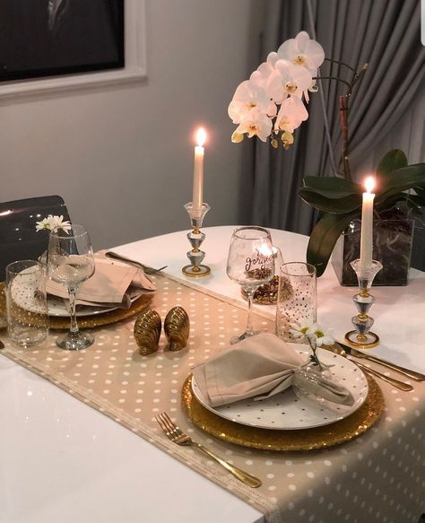 Dinner For 2 Table Setting, Table Setting For Two, Romantic Table Setting For Two At Home, Romantic Dinner Table Setting, Romantic Dinner Tables, Dinner Table Set Up, Round Dining Table Decor, Romantic Dinner Decoration, Romantic Table Setting