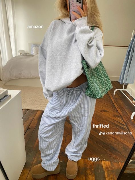 Studying Outfit Comfy, Chill Cozy Outfits, Comfy Style Aesthetic, Cold Comfy Outfit, Comfy Study Outfit, Comfy Everyday Outfits, Cozy College Outfit, Sweat Outfits For Women, Chilly Day Outfit