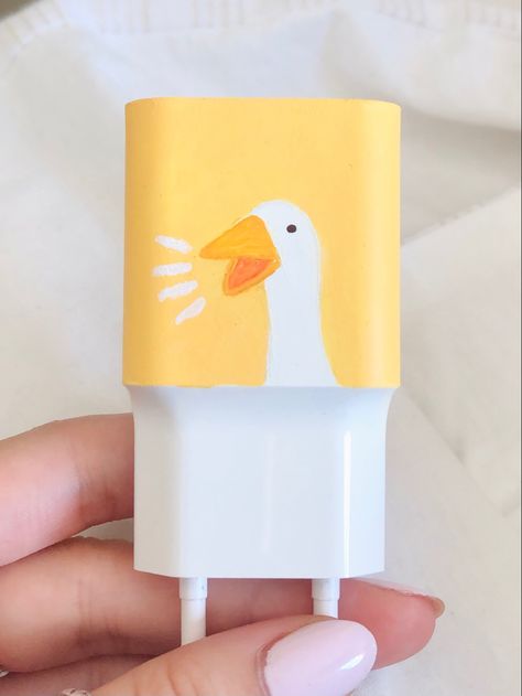 Phone Charger Painting Ideas Aesthetic, Painting On Objects Ideas, Iphone Charger Painting, Diy Charger Art, Painted Charger Cube Ideas, Drawing On Charger, Painting On Charger, Phone Charger Painting Ideas, Paint Charger Cube