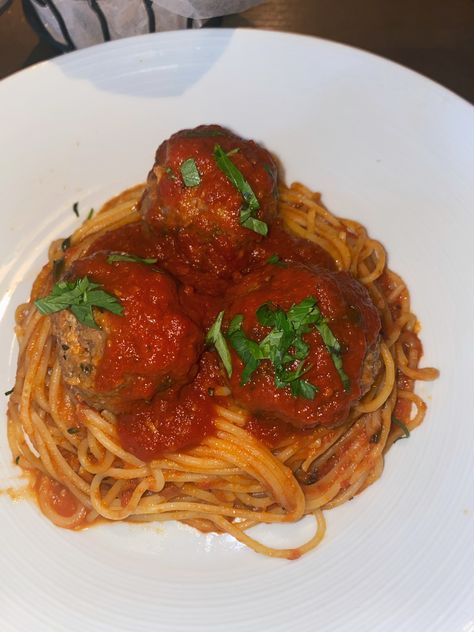 Spaghetti Meatballs Aesthetic, Spaghetti And Meatballs Aesthetic, Pasta Pics, Pretty Pasta, Spaghetti With Meatballs, Aesthetic Pasta, Cooked Chicken Recipes, Food Reference, Plate Ideas