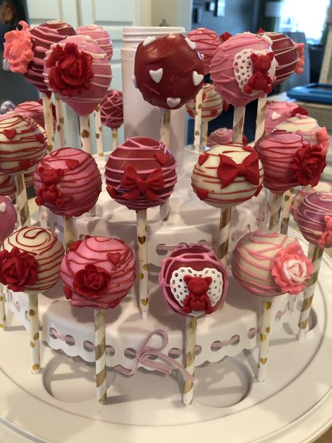 Valentines Day cake pops Valentine’s Cake Pops, Anniversary Cake Pops, Valentines Cake Pops, Valentines Day Cake Pops, Pizza Brownie, Valentine Chocolate Covered Strawberries, Rose Cake Pops, Heart Cake Pops, Valentines Desserts