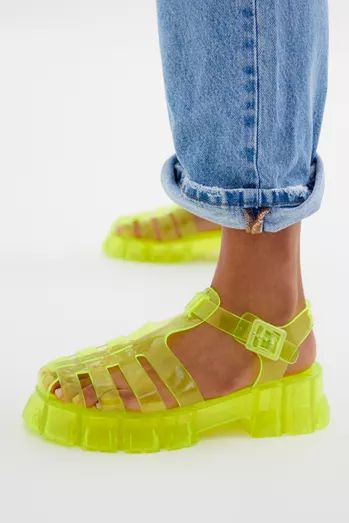 Jelly Shoes Outfit, Croc Platforms, Fisherman Sandals Women, Funky Shoes, Sandals Outfit, Fisherman Sandals, Jelly Shoes, Jelly Sandals, Crazy Shoes