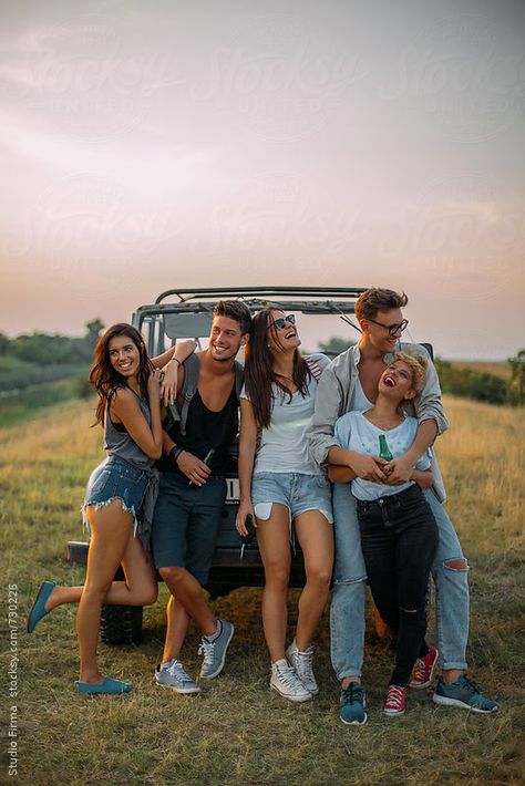 Group of friends laughing and hanging around the truck Summer Group Photoshoot, People Laughing Photography, Group Friends Photoshoot, People Hanging Out, 5 Group Of Friends, 5 Friends Pictures, Friends Laughing Together, Squad Photoshoot, Group Pictures With Friends