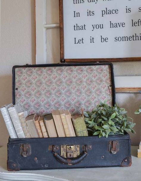 Vintage Suitcase Decor, Suitcase Decor, Suitcase Vintage, Old Suitcases, Vintage Industrial Decor, Vintage Suitcases, Deco Retro, Vintage Suitcase, Vintage Room