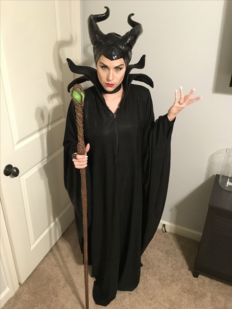 Halloween Costumes2024, Maleficent Halloween Costume, Maleficent Halloween, Maleficent Costume, Cute Halloween Makeup, Cosplay Tips, Halloween 2019, Funny Halloween Costumes, Fantasias Halloween