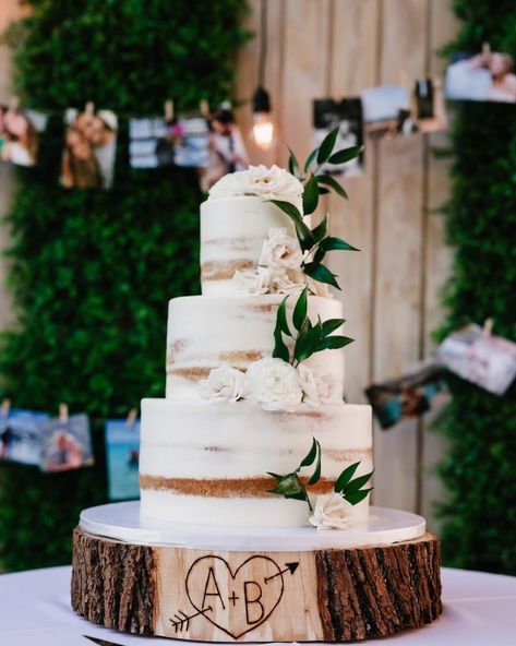 Wood Round Cake Stand, Wood Slice Wedding Decor, Rustic Wedding Cakes Ideas, Rustic Cake Ideas, Rustic Cake Table, Rustic Wedding Cake Ideas, Barn Wedding Cake, Birch Wedding Cakes, Misty Wedding