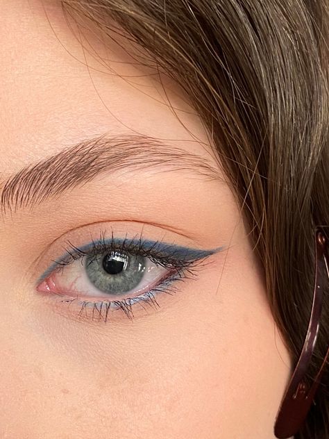 Blue Simple Eyeshadow, Simple Blue Makeup Looks, Dark Blue Eyeliner, Blue Eyeliner Makeup, Maquillage On Fleek, Simple Eyeshadow, Blue Eyeliner, Eye Makeup Pictures, Smink Inspiration