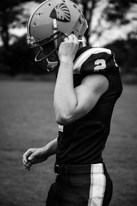 Football Photography, Sports Aesthetic, American Football Players, Fair Play, High School Football, Aesthetic Boy, Football Boys, Music Blog, A Football