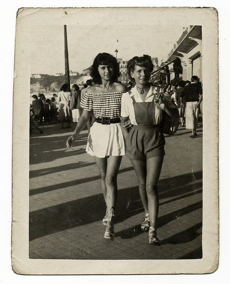 How cute are these two summer outfits?? Chronically Vintage: 15 photos of terrific real world 1940s summer fashions 1940's Hair, 40s Fashion Women, Riva Boat, 1940s Photos, Vintage Street Style, Collage Vintage, 40s Fashion, 1940s Fashion, Fashion Tips For Women