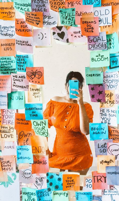 Post It Photoshoot, Post It Notes Ideas Wall Aesthetic, Post It Mirror, Wall Decor For Photoshoot, Mirror Post It Notes, Sticky Notes Ideas Wall Post It Art, Post It Notes Ideas Wall, Sticky Note Wall, Lotus Decor