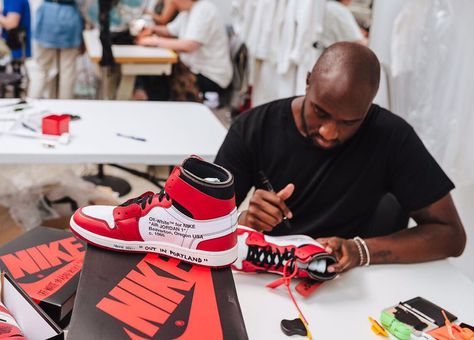 Virgil Abloh Wallpaper, Astro Shoes, Virgil Abloh Photoshoot, Off White Aesthetic, Virgil Abloh Sneakers, Virgil Abloh Fashion, Off White Jordan 1, Virgil Abloh Working, Leather Jogging Pants