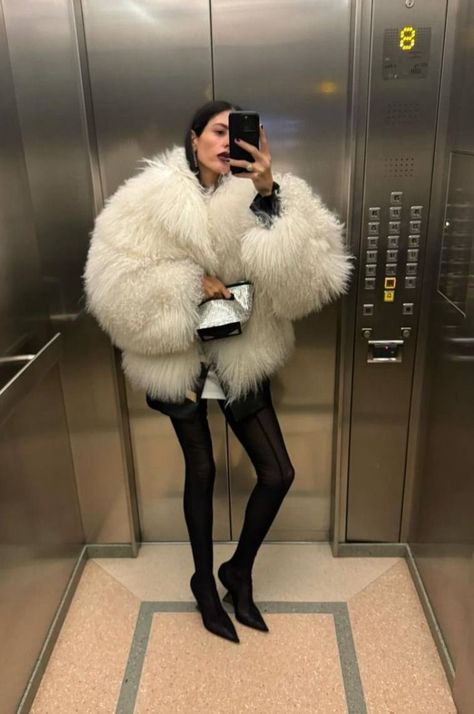 Faux Fur Coats Outfit, Fur Jacket Outfit, Gilda Ambrosio, Fur Coat Outfit, White Fur Coat, Cozy Winter Outfits, Blogger Outfits, Paris Outfits, Looks Street Style