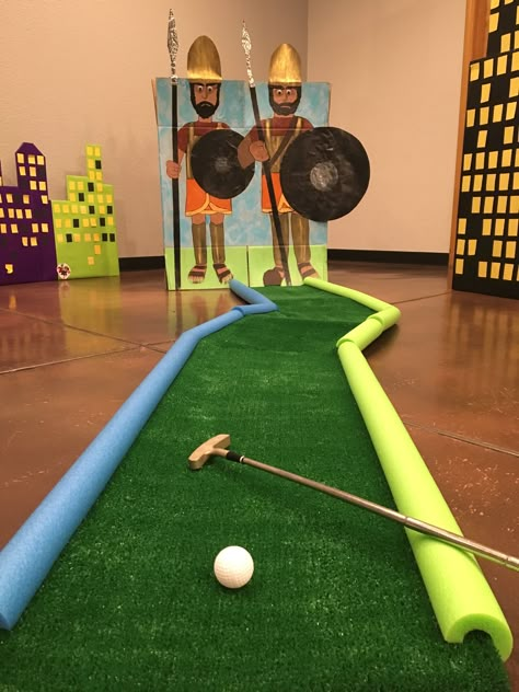 Christmas Putt Putt, Diy Mini Golf Course Ideas, Cardboard Mini Golf, Mini Golf Course Themes, Halloween Mini Golf, Golf Games For Kids, Mini Golf Course School Project, Put Put Golf, Stem Mini Golf Course