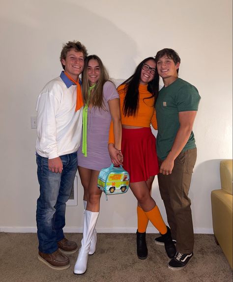 #scoobydoo #daphne #diycostume #halloweencostumes #halloween Scooby Couples Costume, Couple Diy Costumes Halloween, Freddie And Daphne Costume, Fred And Daphne Halloween Costume, Costume Duos Couple, Shaggy And Daphne Costume, Daphne Diy Costume, Daphne And Fred Costume Couple, Fred And Daphne Costume Couple