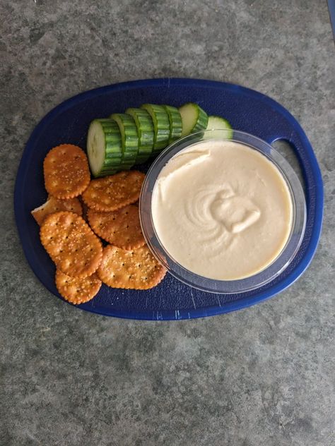 Cucumbers And Hummus, Hummus And Crackers, Cucumber And Hummus, Funky Food, Extreme Food, Sweet Easy, Low Cholesterol Diet, Healthy Lunch Snacks, Yummy Healthy Snacks