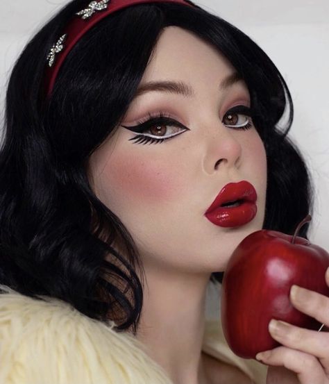 Snow White Makeup Looks, Snow White Makeup, Retro Makeup Looks, Snow White Halloween Costume, Disney Character Makeup, Disney Princess Makeup, Snow White Cosplay, Snow White Costume, Princess Makeup