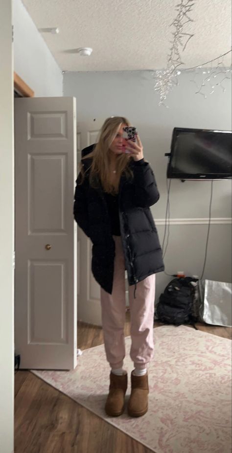 Sweatpants Outfit Cold Weather, Aritzia Sweatpants Outfit, Aritzia Superpuff Outfit, Mini Ugg Boots Outfit Sweatpants, Sweatpants And Uggs Outfit, Cute Outfits With Grey Sweatpants, Uggs With Sweatpants, Superpuff Outfit, Aritzia Outfit Winter