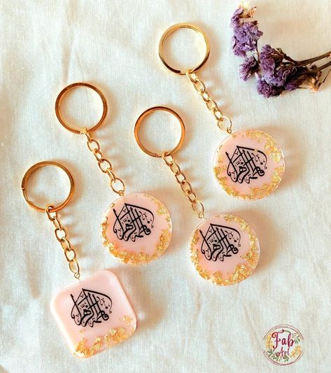 Arabic Keychain, Keychain Cricut, Resin Arts, Crown Crafts, Resin Crafts Tutorial, Resin Products, Disney Art Drawings, Resin Keychain, Resin Ideas