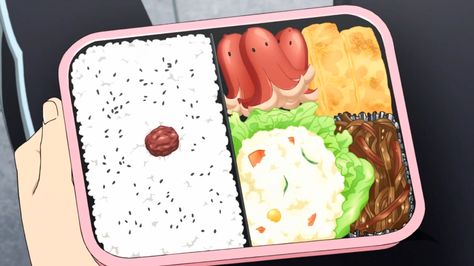 Bento are featured heavily in anime, with an overwhelming number of characters and series showcasing these often adorable and intricately arranged packed meals. Description from itadakimasuanime.wordpress.com. I searched for this on bing.com/images Anime Bento, Anime Foods, Food Anime, Material Ideas, Fantasy Food, Dinner Box, Homemade Lunch, Food Aesthetics, Japanese Bento