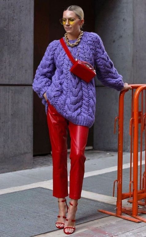 Moda Over 50, Color Combos Outfit, Mode Tips, Walking Down The Street, Color Blocking Outfits, Outfit Chic, Purple Outfits, Red Pants, Mode Inspo