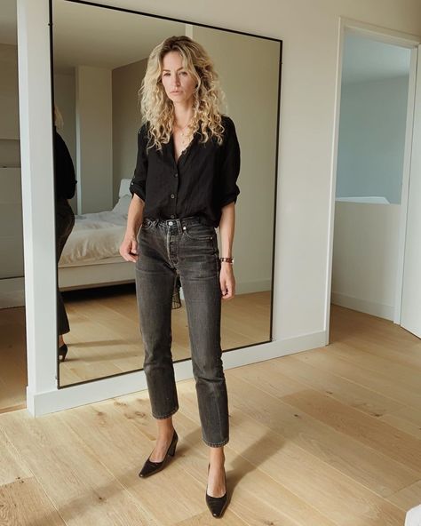 Black Pumps Outfit, Outfit Nero, Black Shirt Outfits, Jeans Outfit For Work, Anouk Yve, Black Button Up Shirt, Style Casual Chic, Jeans Outfit Women, Black Button Down Shirt