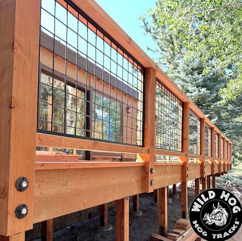 DIY Fence Hog Wire Railing Decks, Hog Fence Railing, Hog Panel Porch Railing, Black Hog Wire Deck Railing, Hog Wire Porch Railing, Cattle Panel Deck Railing, Hog Panel Railing, Hog Panel Deck Railing, Hog Wire Fence Ideas