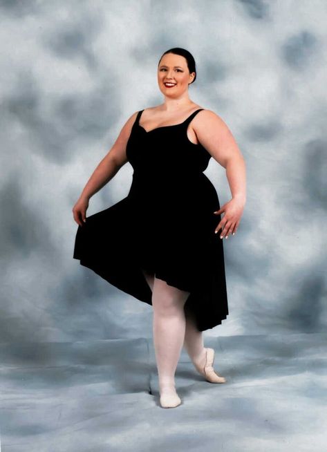 Woman with no prior experience becomes a ballerina at 25 to prove anything is possible Bigger Ballerina, Hailey Character, Plus Size Dancer, Fat Ballerina, Plus Size Ballerina, Plus Size Ballet, Ballerina Fashion, Love What Matters, Dancer Pose