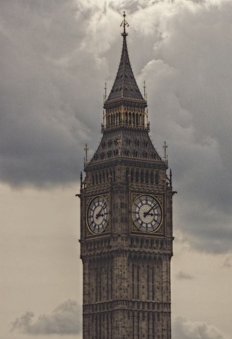 Photographs — London: archived — Palace of Westminster — Elizabeth Tower (Clock Tower) — 23 August 2012 — 1 — Variation 2 — wasaweb.net London Clock Tower, Rewind Time, Tower Clock, Elizabeth Tower, Palace Of Westminster, London Wallpaper, London Clock, England Flag, 23 August