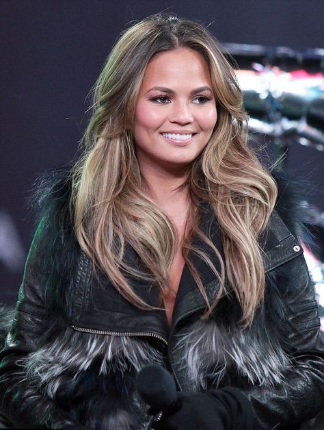 Chrissy Teigen Wears The Yigal Azrouël Crocodile Embossed Leather Jacket And Fox Fur Vest Chrissy Teigen Hair Color, Chrissy Teigen Hair, Christy Teigen, Auburn Balayage, Going Blonde, Honey Blonde Hair, Beautiful Hair Color, Chrissy Teigen, Colored Hair