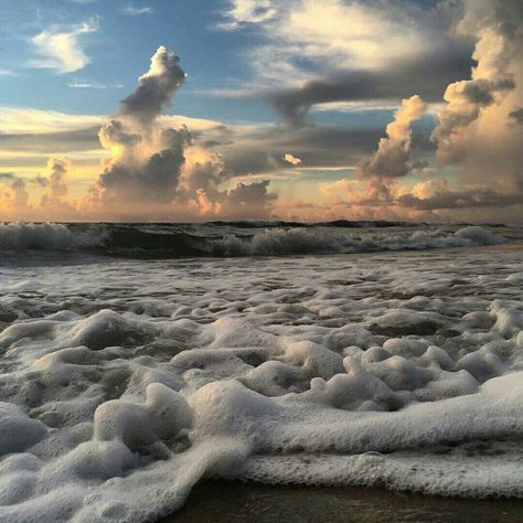 Water Vacation, Clouds Sunset, Book Wallpaper, Sun Sets, Ocean Water, Pretty Sky, Sea Waves, Sky Clouds, Beautiful Sky