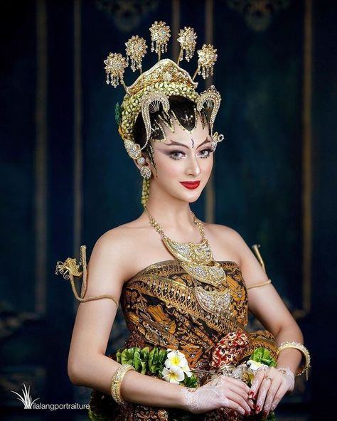 Paes Ageng, Javanese Wedding, Adat Jawa, Indonesian Wedding, Modest Fashion Hijab, National Dress, Traditional Bride, Wedding Photos Poses, Traditional Clothing