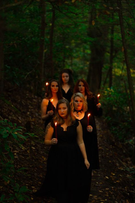 Witchy Group Photoshoot Ideas, Sister Witch Photoshoot, Mother Daughter Spooky Photoshoot, Creepy Family Photoshoot, Witch Theme Photo Shoot, Witch Coven Photo Shoot, Creepy Halloween Photo Shoot, Witch Photoshoot Friends, Witchy Family Photoshoot