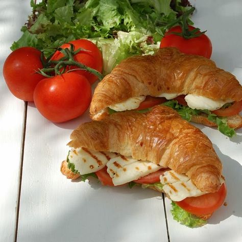 Savoury Croissant, Poolside Sandwiches, Croissant Aesthetic, Funky Food, Croissant Sandwich, Sandwich Box, Grilled Halloumi, Party Sandwiches, Party Snack