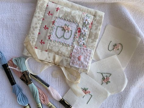 Vintage Needle Books, Needle Book Pattern Free, Needle Book Pattern, Needle Roll, Needle Keeper, Book Pattern, Needle Books, Patchwork Heart, Embroidery Cards