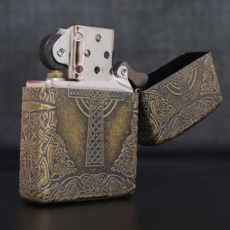 🔥✨ New Arrival! ZIPPO Armor Celtic Cross Antique Brass Barrel Celtic-Crs-BIB 🌟🍀 This ZIPPO lighter features a thick, robust Armor base intricately etched with the mystical Celtic Cross on all four sides. The Celtic Cross represents a fusion of ancient Celtic sun worship and Christian symbolism, commonly seen across Celtic regions like Ireland and Scotland. 🇮🇪🏴 Size: H57×W37×D13mm Weight: 70g Fuel Type: Oil Features: Flint ignition, full etching, comes with a lifetime warranty from Zippo Wh... Zippo Armor, Celtic Sun, Christian Symbolism, Ireland And Scotland, Metal Lighter, Sun Worship, Christian Symbols, Zippo Lighter, Celtic Cross