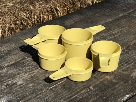 Old Tupperware, 80s Life, Childhood Memories 60's, Cooking Stuff, Vintage Kitchen Utensils, Spinner Toy, 12 Tomatoes, Functional Food, Vintage Kitchenware