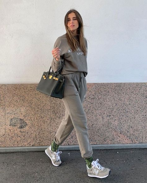 Casual Teacher Outfit, Hm Outfits, New Balance Outfit, Street Sweatshirt, Winter Outfit Inspiration, Weekly Outfits, New Balance 574, Influencers Fashion, Sweatshirt Women