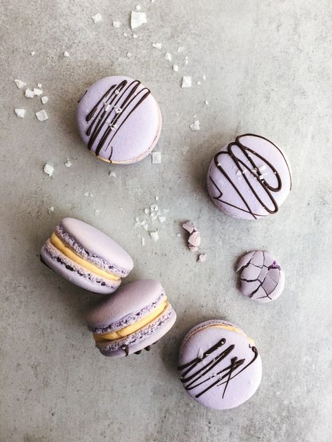 Chocolate Tattoo, Easter Macarons, Salted Caramel Macarons, Macaron Ice Cream Sandwich, Caramel Macarons, Recipes For Easter, Macaron Recipes, Pink Macarons, Vanilla Macarons