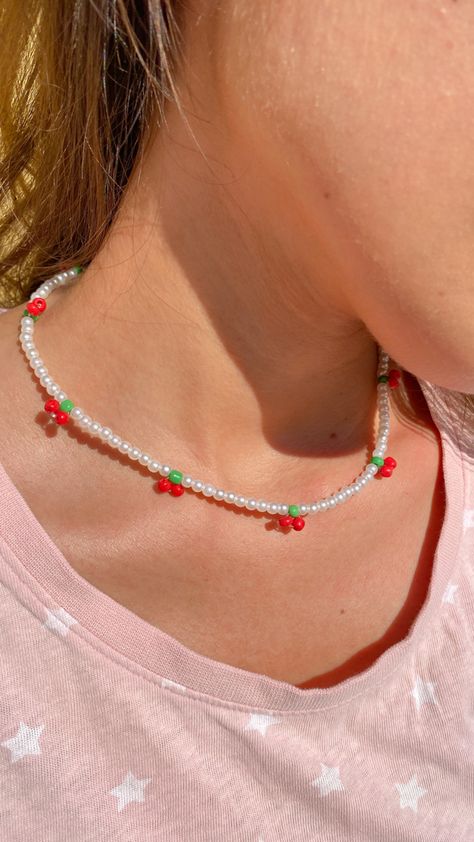 Collar de cerezas hecho a mano Ideas De Collares Aesthetic, Crystal Necklace Tutorial, Collar Aesthetic, Collares Aesthetic, Jewerly Art, Safety Pin Earrings, Necklace Tutorial, Pretty Bracelets, Safety Pin