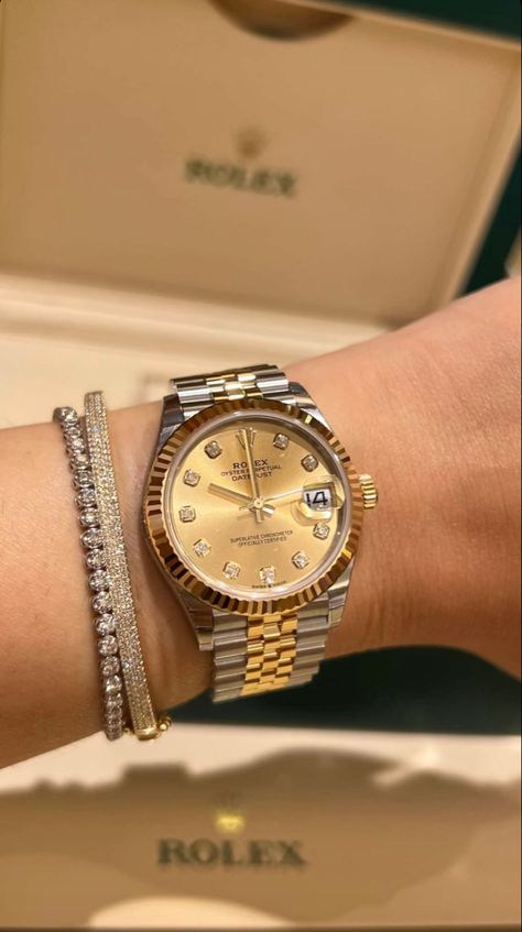 Van Cliff Jewelry, Rolex Watches Women, Timeless Watches, Rolex Women, Vintage Watches Women, Gold Mangalsutra Designs, Luxe Jewelry, Wrist Game, Jewelry Accessories Ideas