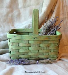 Paint Baskets, Basket Painting, Painting Baskets, Farmhouse Baskets, Basket Makeover, Painted Baskets, Green Basket, Old Baskets, Farmhouse Crafts