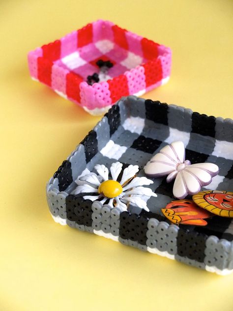 How to make a gingham pattern Jewelry tray from pearler beads - love cute crafts like this. I need to make these! Perler Bead Patterns Ideas, Diy Jewelry Tray, Sister Crafts, Jewellery Tray, Diy Jewelry To Sell, Beaded Designs, Perler Creations, 3d Perler Bead, Perler Crafts