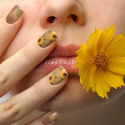 40+ Gorgeous Flower Nails To Try Out Autumn Manicure, A Field Of Sunflowers, Daisy Nail Art, Sunflower Watercolor, Field Of Sunflowers, Sunflower Nails, Floral Nail Designs, Daisy Nails, Studded Nails