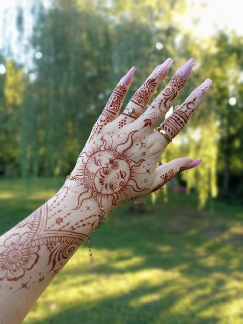 Henna Designs Non Traditional, Modern Bridal Henna Designs, Hena Ideas Hand, Spiral Henna Designs, Sun Mehendi Designs, Artistic Henna Designs, Full Leg Henna Designs, Henna Ideas Leg, Witchy Henna Designs