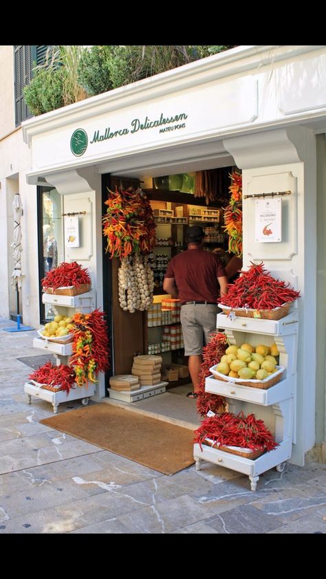 Supermarket Design Interior, Juice Bar Design, Fruit And Veg Shop, Store Shelves Design, Smoothie Shop, Vegetable Shop, Grocery Store Design, Recipes Bread, Store Design Boutique